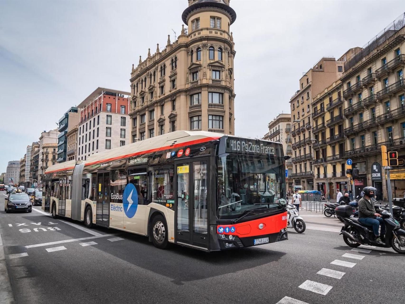 Una mujer denuncia que un conductor de bus de TMB retuvo a sus hijas  adolescentes