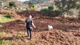 Una imagen de los investigadores en la finca donde apareció el cadáver / EL ESPAÑOL