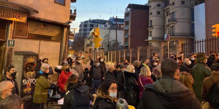 Protesta ante la escuela Mas Casanovas y el Hotel Aristol, donde el Ayuntamiento de Barcelona pondrá un albergue para personas sin hogar toxicómanas / CEDIDA