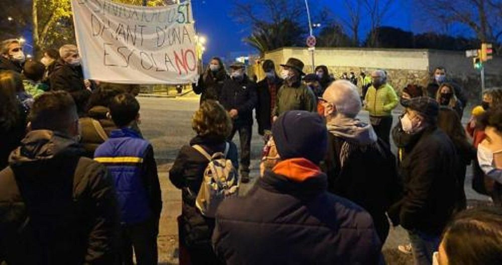 Protesta ante la escuela Mas Casanovas y el Hotel Aristol por el albergue para personas sin hogar toxicómanas / CEDIDA