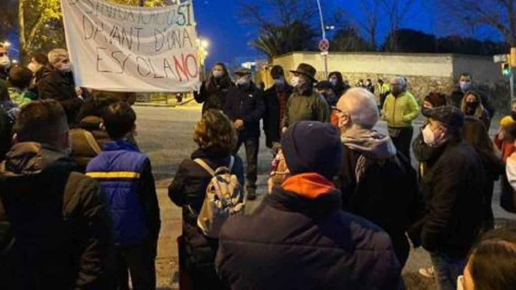 Protesta ante la escuela Mas Casanovas y el Hotel Aristol, donde el Ayuntamiento de Barcelona pondrá un albergue para personas sin hogar toxicómanas / CEDIDA