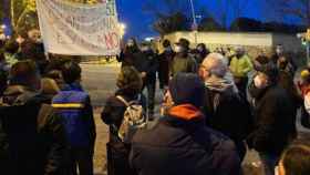 Protesta ante la escuela Mas Casanovas y el Hotel Aristol, donde el Ayuntamiento de Barcelona pondrá un albergue para personas sin hogar toxicómanas / CEDIDA