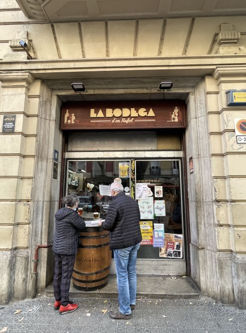 Dos clientes, frente a La bodega d'en Rafel / DAVID GORMAN