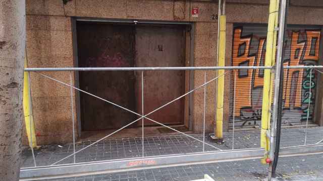 El narcopiso de la calle de Piquer del Poble-sec 'blindado' con una puerta reforzada de hierro / METRÓPOLI