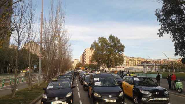 Los taxis, en la calle Tarragona al inicio de la marcha lenta por Barcelona / GUILLEM ANDRÉS