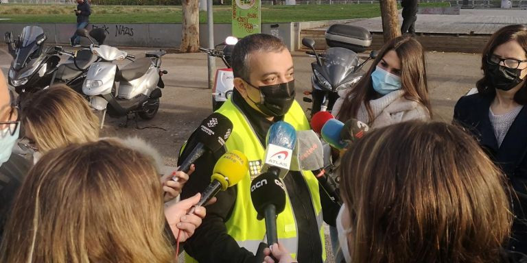 Tito Álvarez se dirige a los medios de comunicación antes de la marcha lenta de los taxistas / GUILLEM ANDRÉS