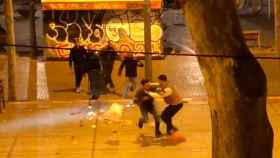 Pelea nocturna en la ronda Sant Antoni de Barcelona / METRÓPOLI