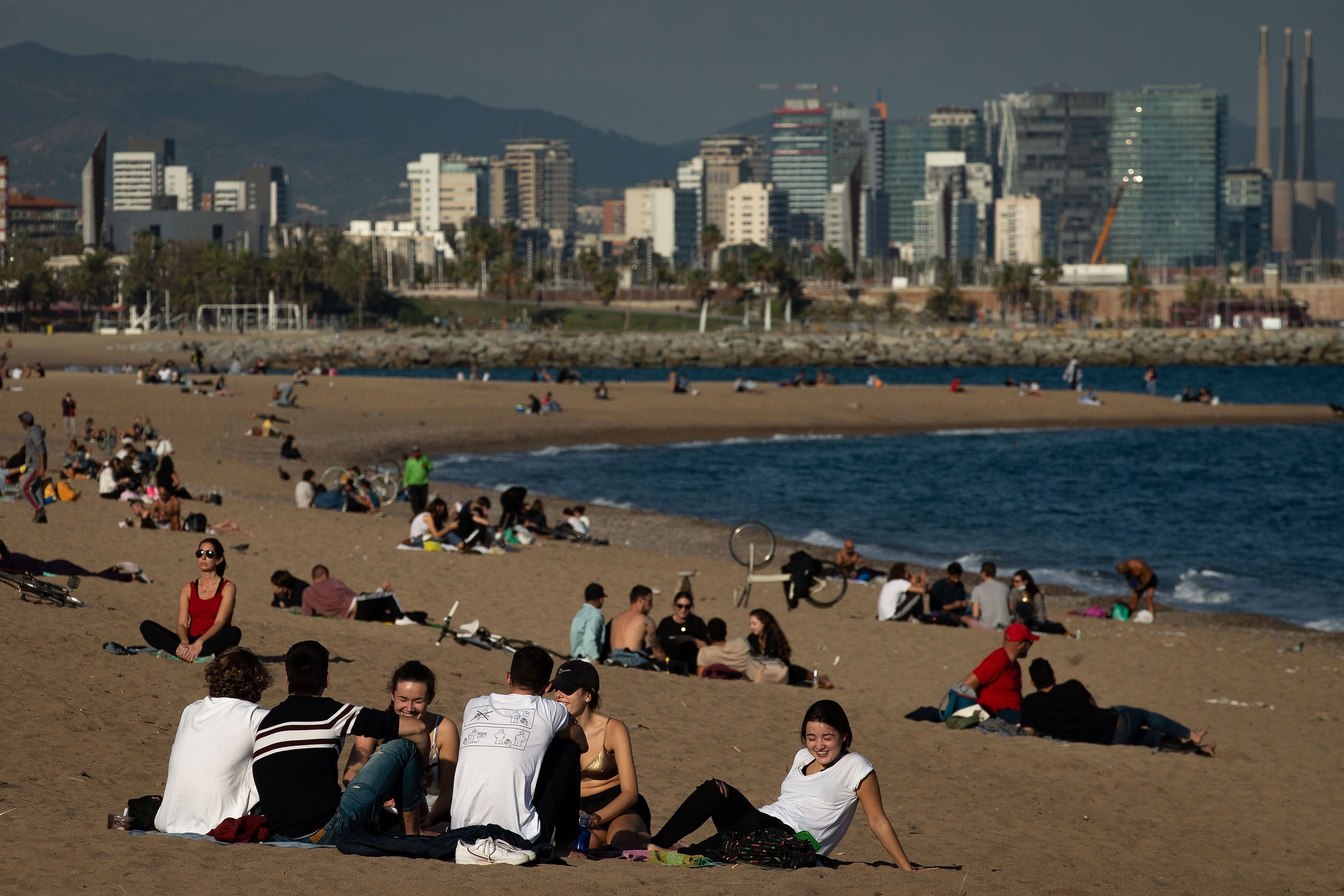 Barceloneses disfrutan de la playa durante una jornada de calor primaveral / EFE