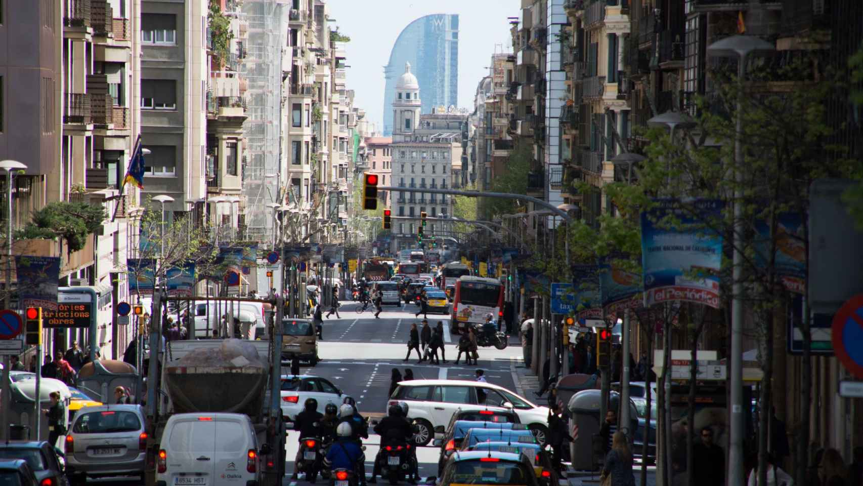 Tráfico de coches en la calle Balmes de Barcelona