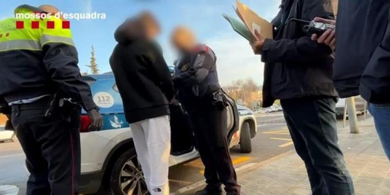 Mossos d'Esquadra deteniendo a uno de los integrantes de la banda especializada en robos de escuelas / MOSSOS D'ESQUADRA