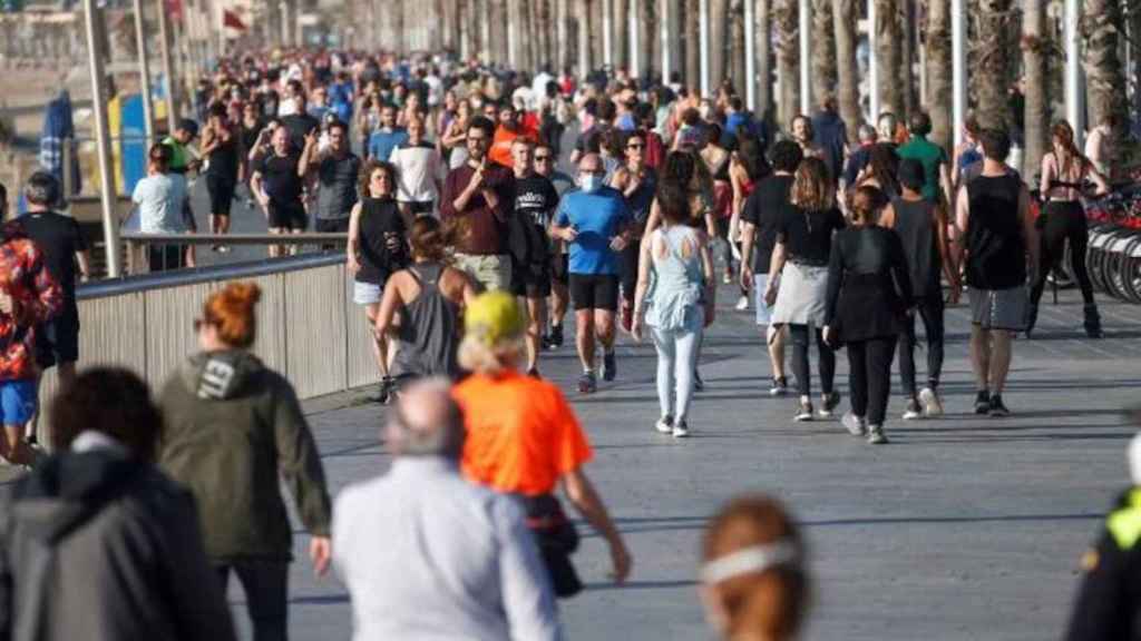 La gente ocupa el paseo Marítim de Barcelona en un día de sol y calor / EFE