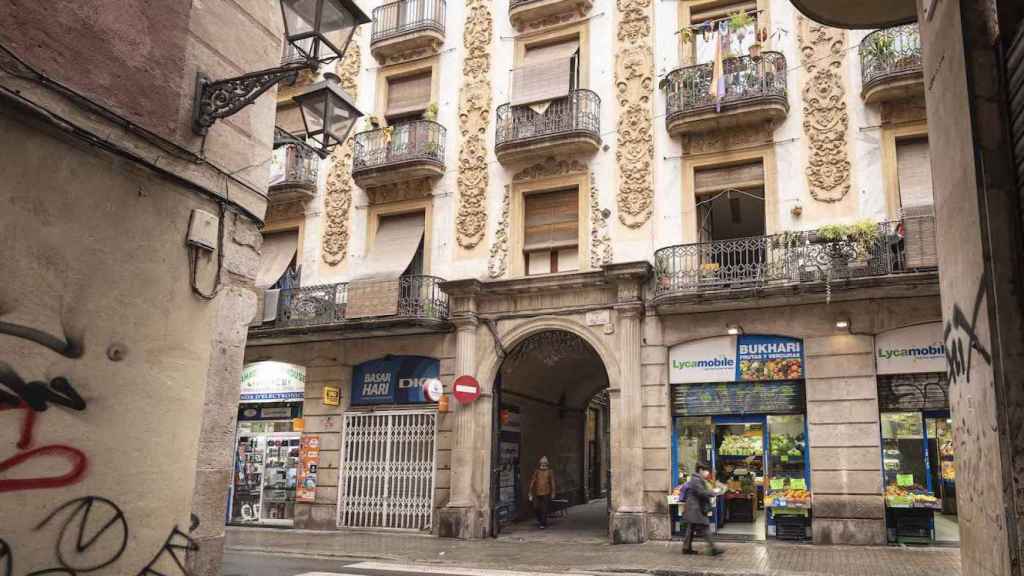 Fachada de la antigua casa-fábrica de Bernardí Martorell en el Raval / INMA SANTOS