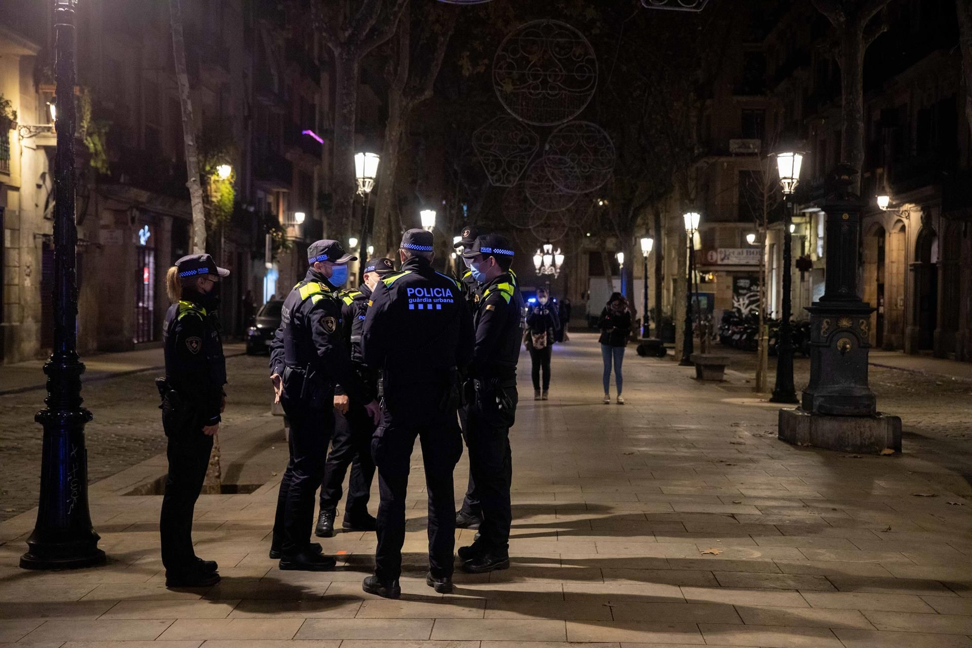 Agentes de la Guardia Urbana en el Born en Nochebuena - EUROPA PRESS - KIKE RINCÓN 