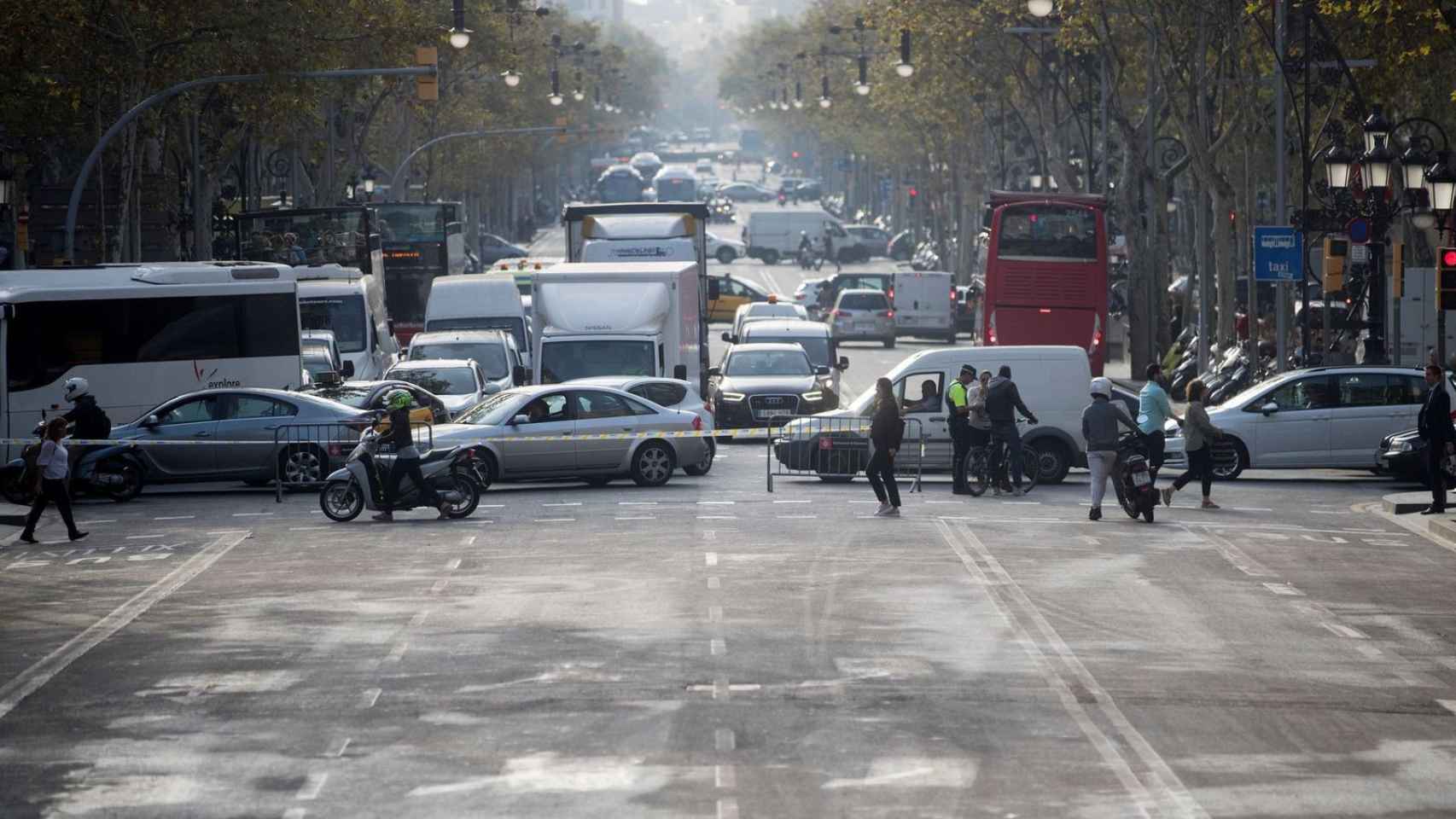 El tráfico de la Diagonal, cortado para efectuar labores de limpieza tras una manifestación / EFE