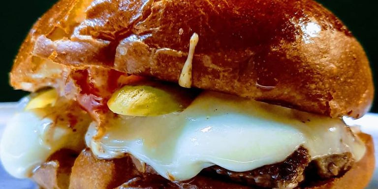 Una de las hamburguesas más exitosas del Bar Torpedo / INSTAGRAM