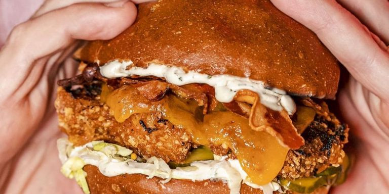 Hamburguesa 'Bacon Cheese Chicken Burger' de La Porca / INSTAGRAM