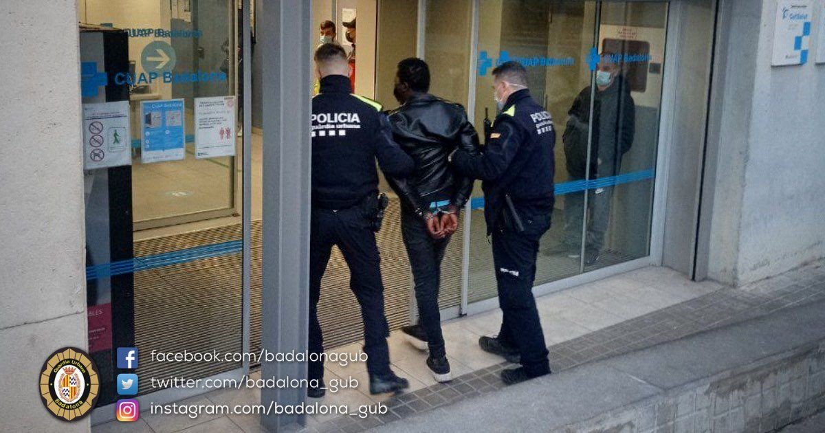 El agresor detenido por la Guardia Urbana de Badalona este jueves / GUARDIA URBANA