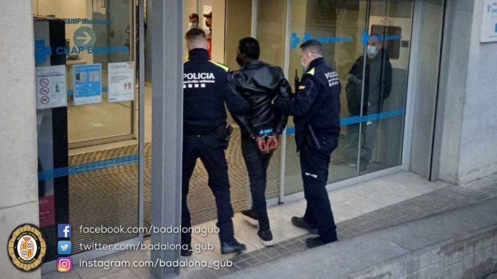 La Guardia Urbana de Badalona con un detenido / GUARDIA URBANA