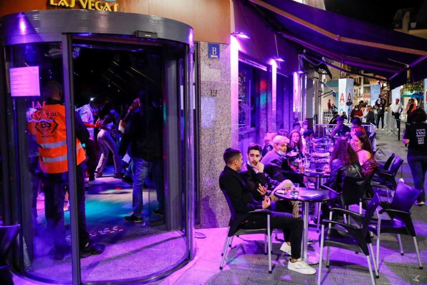 Un grupo de personas en una terraza de un local de ocio nocturno / EP