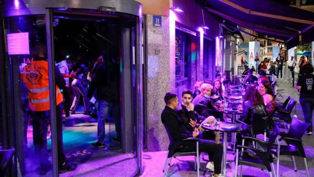 Un grupo de personas en una terraza de un local de ocio nocturno / EP