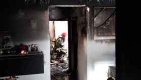 Interior de la vivienda calcinada en el distrito de Sant Martí de Barcelona / BOMBEROS