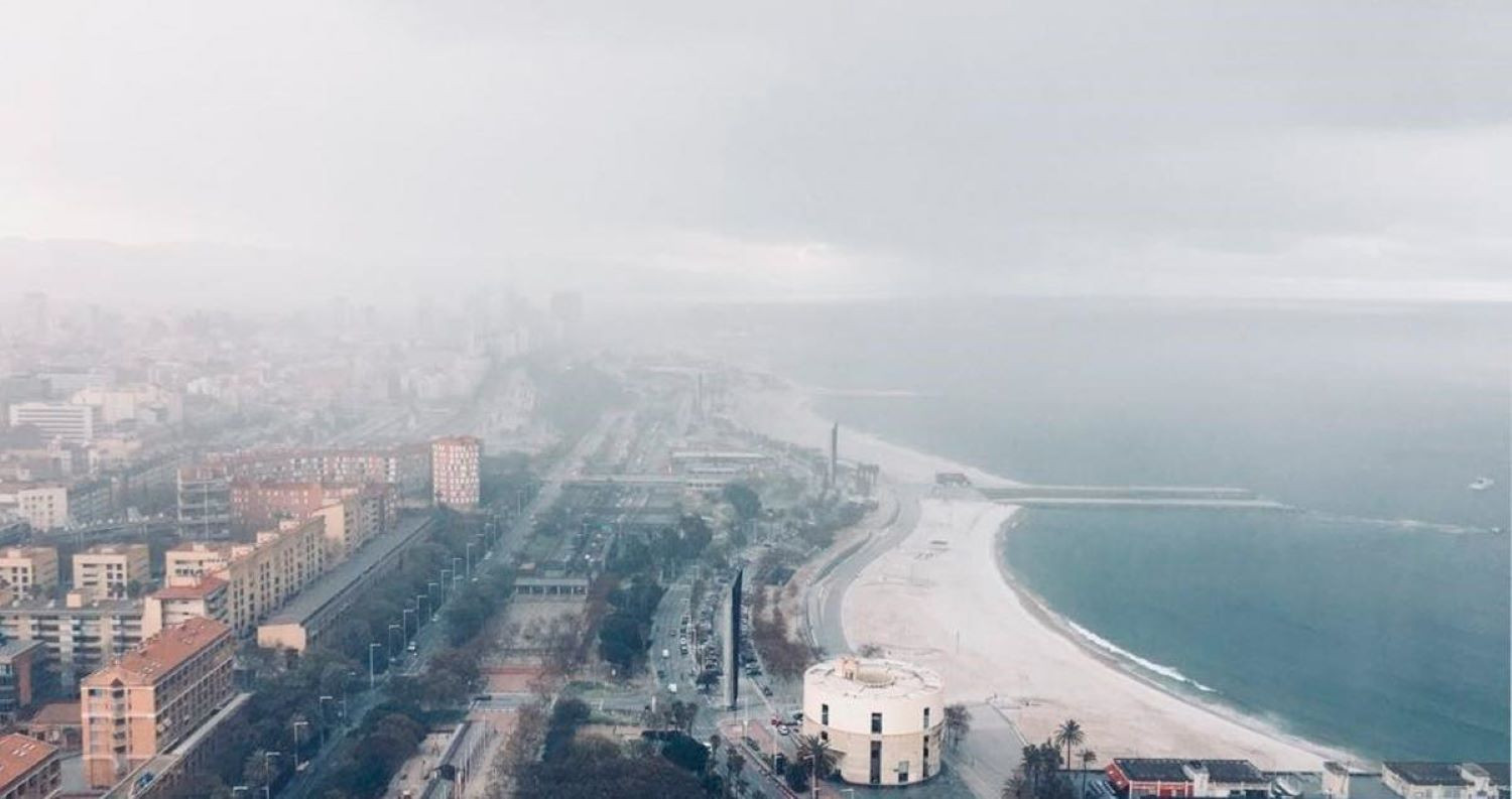 Una playa de Barcelona con una fina capa de nieve / EUROPA PRESS