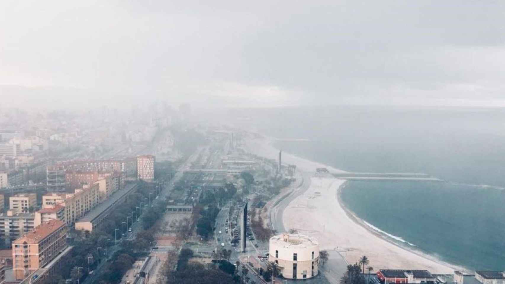 Una playa de Barcelona con una fina capa de nieve / EUROPA PRESS