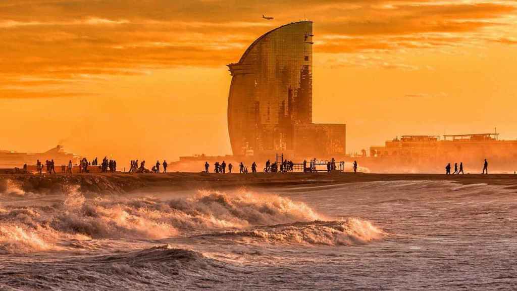 Puesta de sol en una de las playas de Barcelona con el hotel W de fondo