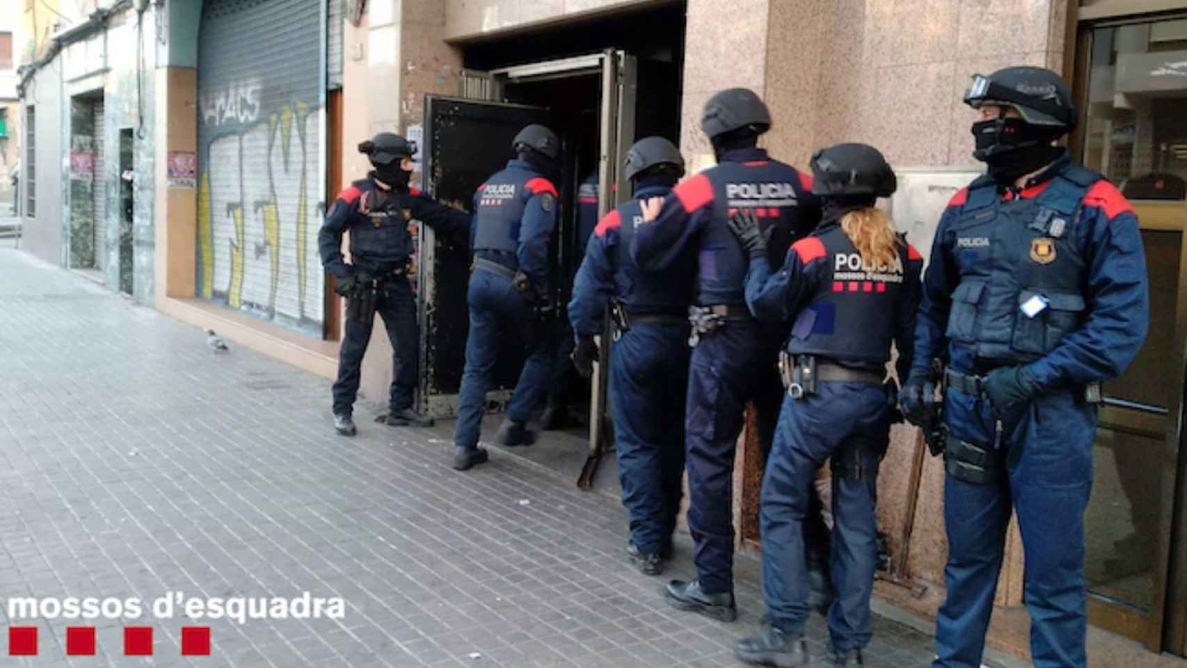 Los Mossos d'Esquadra entran en un narcopiso de L'Hospitalet en enero de 2020 / MOSSOS