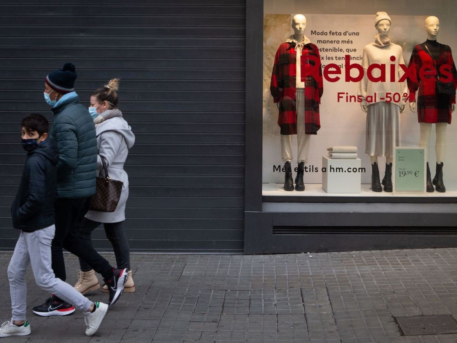 Campaña de rebajas en un comercio de Barcelona / EFE