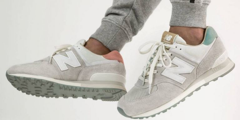 Un par de zapatillas de New Balance / NEW BALANCE