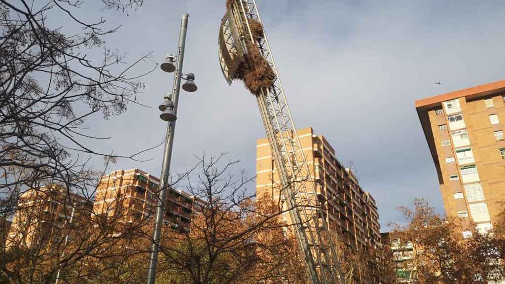 Un nido de pájaro coloniza una farola de la Verneda i la Pau / METRÓPOLI