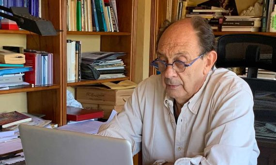 El escritor y periodista Pepe Ribas, comisario de la exposición en el Palau Robert sobre la cultura de los años 70 / PR