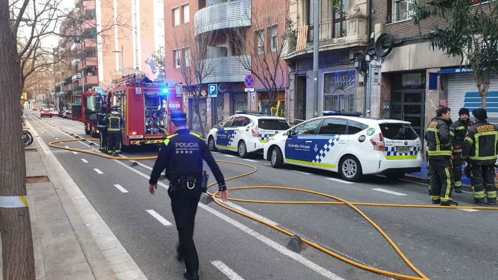 Un camión de bomberos y dos coches de la Guardia Urbana durante un incendio / ARCHIVO - BOMBEROS