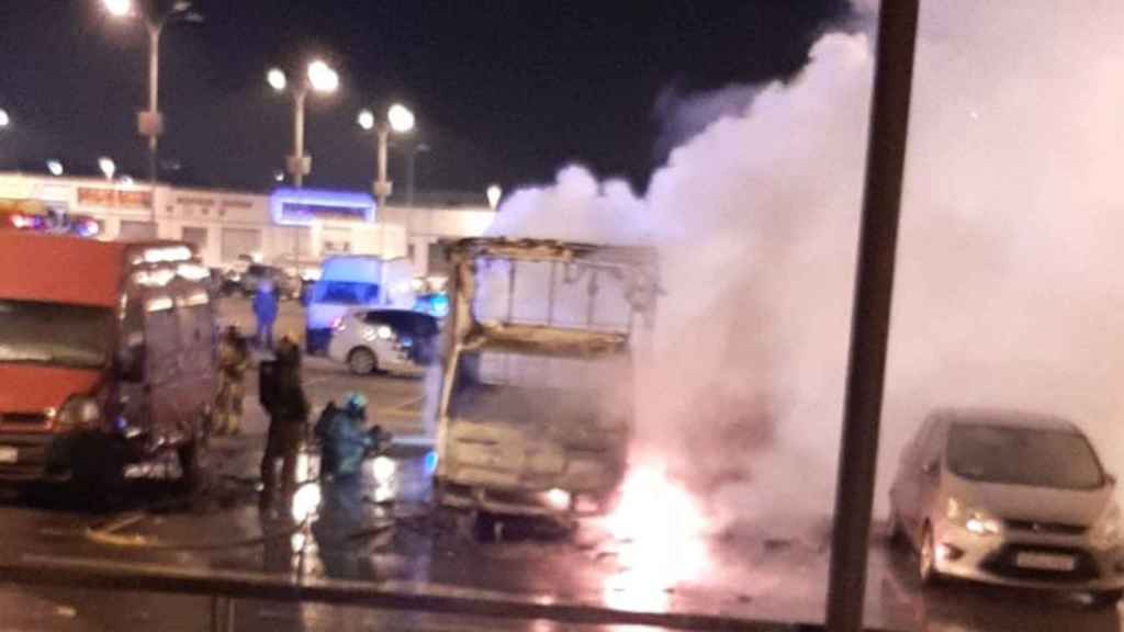 La furgoneta calcinada en el estacionamiento de un supermercado / FACEBOOK JOSE LUIS MARTINEZ CARDOSO