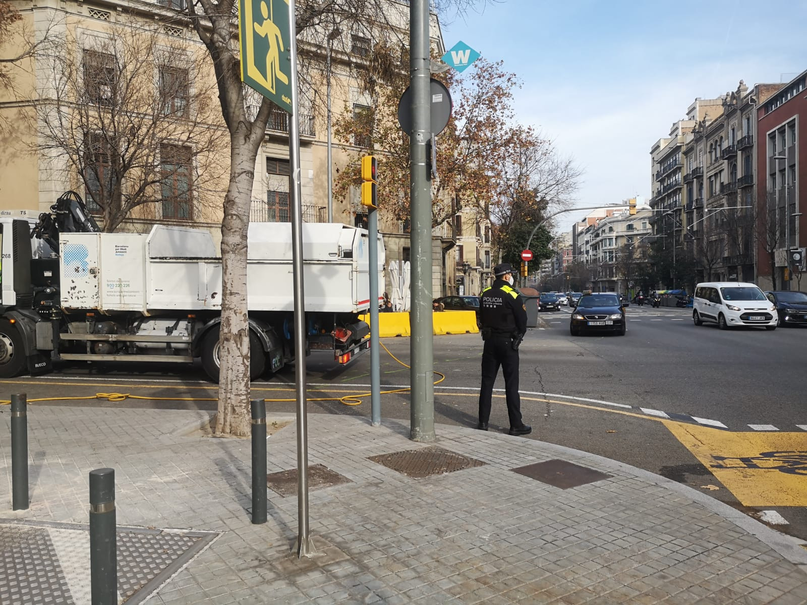 Un agente de la Guardia Urbana, en el lugar del accidente mortal en la calle Aragó / GUILLEM ANDRÉS