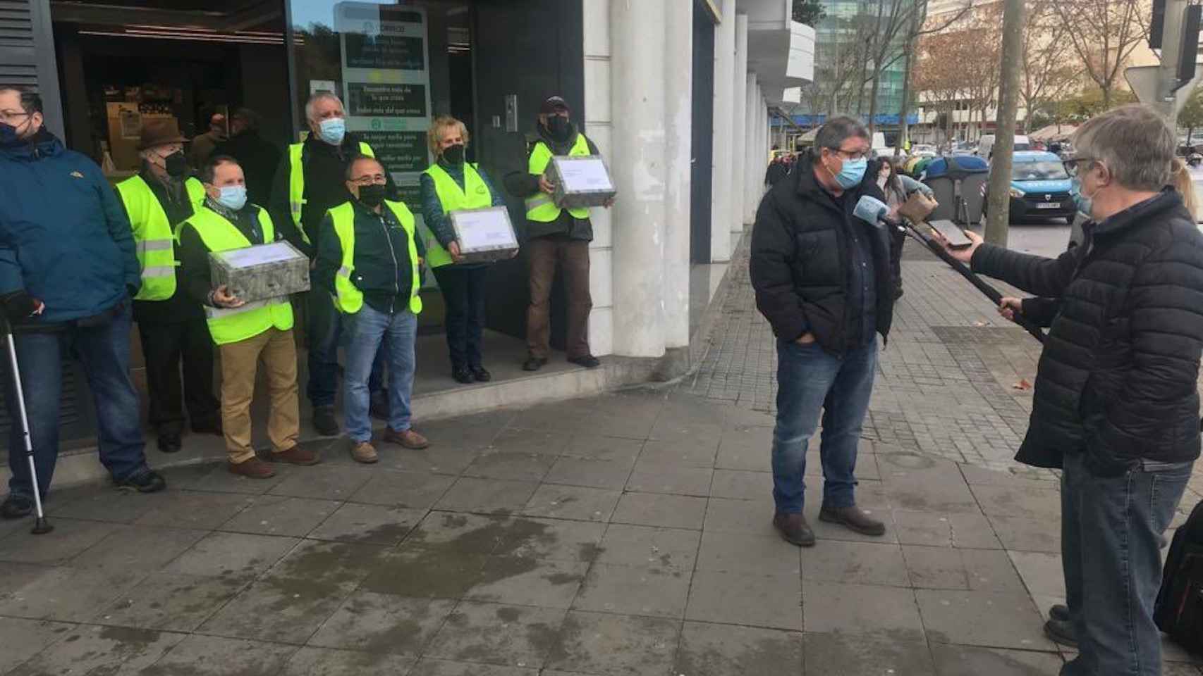 Vecinos de Badalona protestando contra las compañías eléctricas / FAVB BADALONA - TWITTER