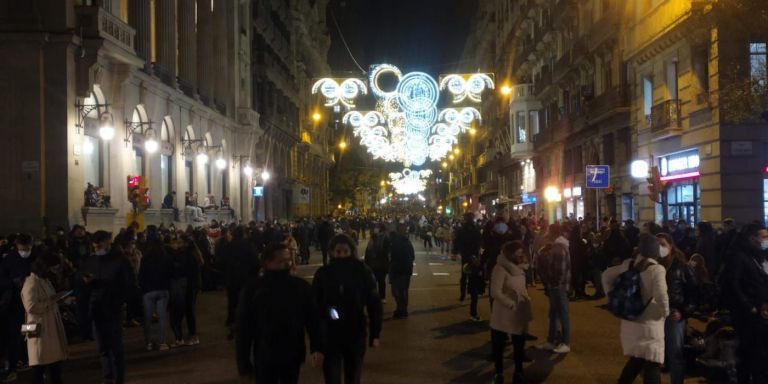 Grandes aglomeraciones de personas esperando a la cabalgata de Barcelona / METRÓPOLI