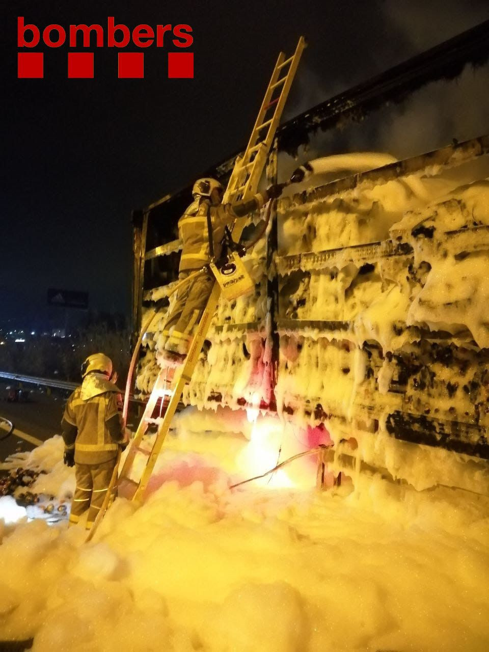 Camión incendiado en la autopista AP-7 / BOMBERS