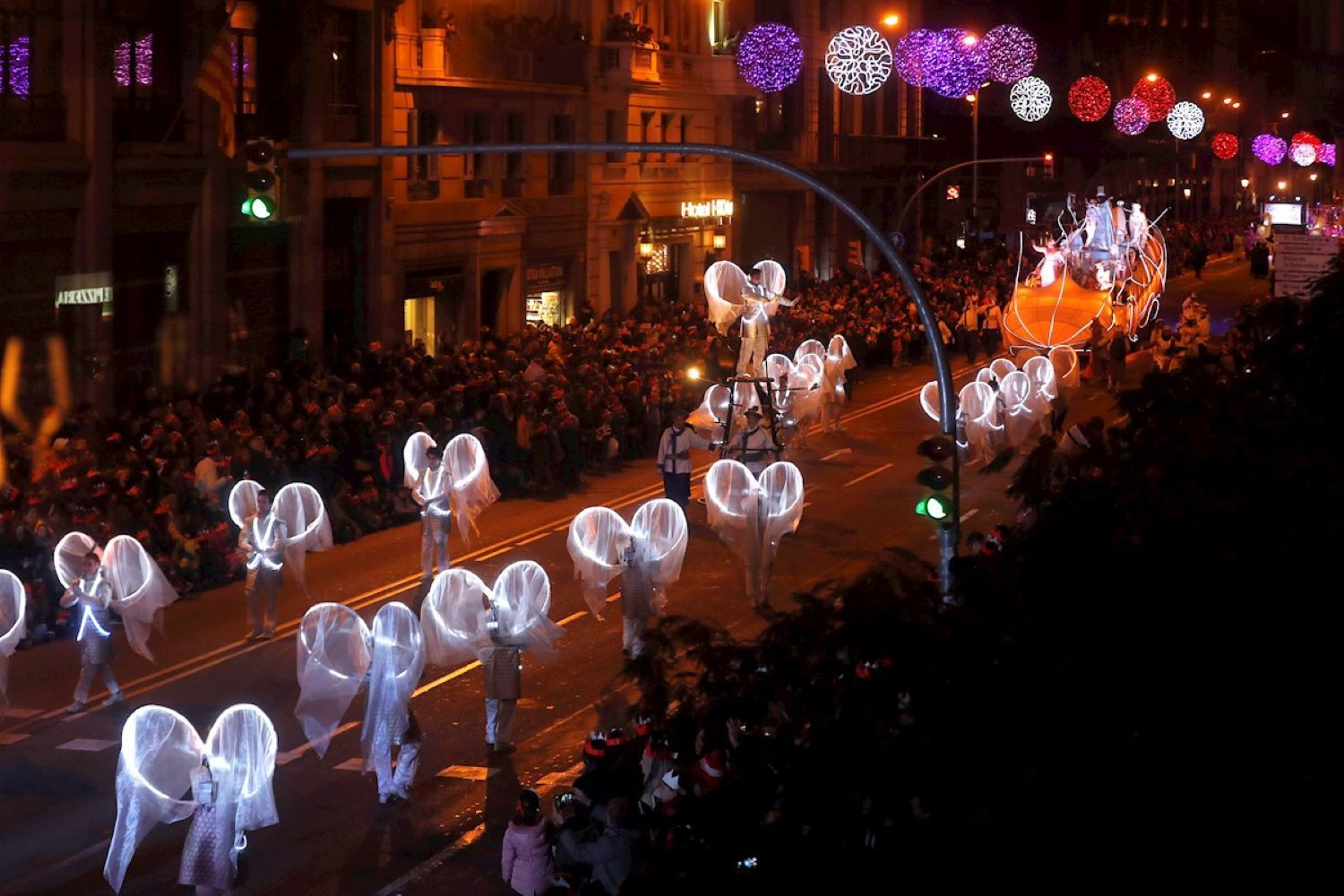 La cabalgata de los Reyes Magos recorre Barcelona en su edición de 2020 / EFE