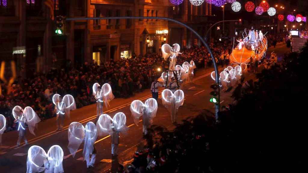 La cabalgata de los Reyes Magos recorre Barcelona en su edición de 2020 / EFE