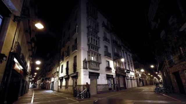 Calle prácticamente vacía durante el toque de queda / EFE