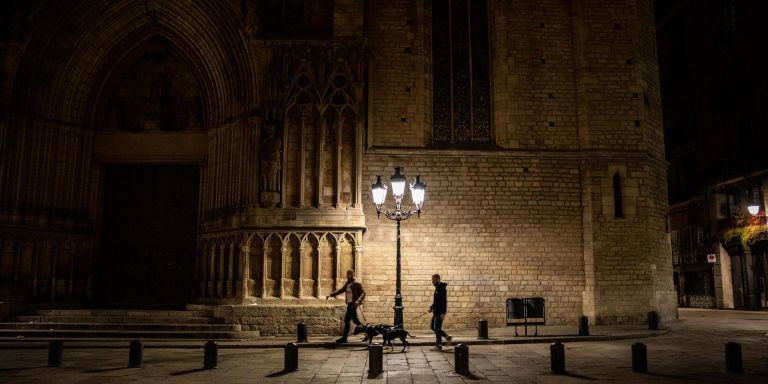 Una céntrica calle barcelonesa vacía después del toque de queda en la ciudad / Kike Rincon - Europa Press