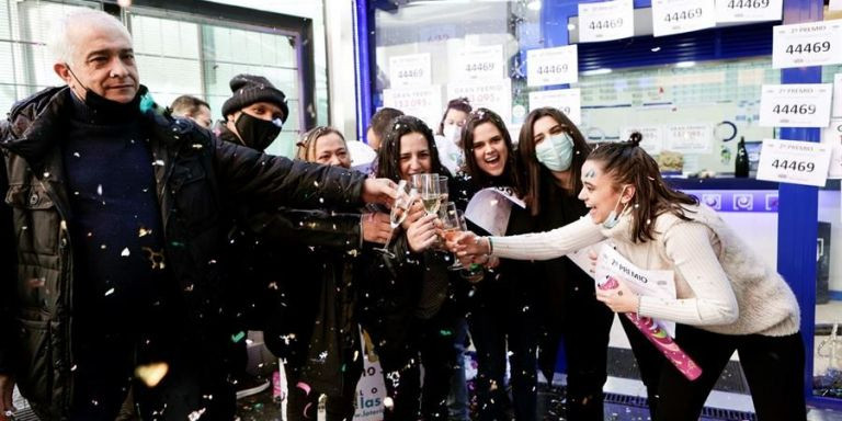 Trabajadores de la administración de loterías del Centro Comercial de Las Arenas celebran la venta de los cupones premiados / EFE