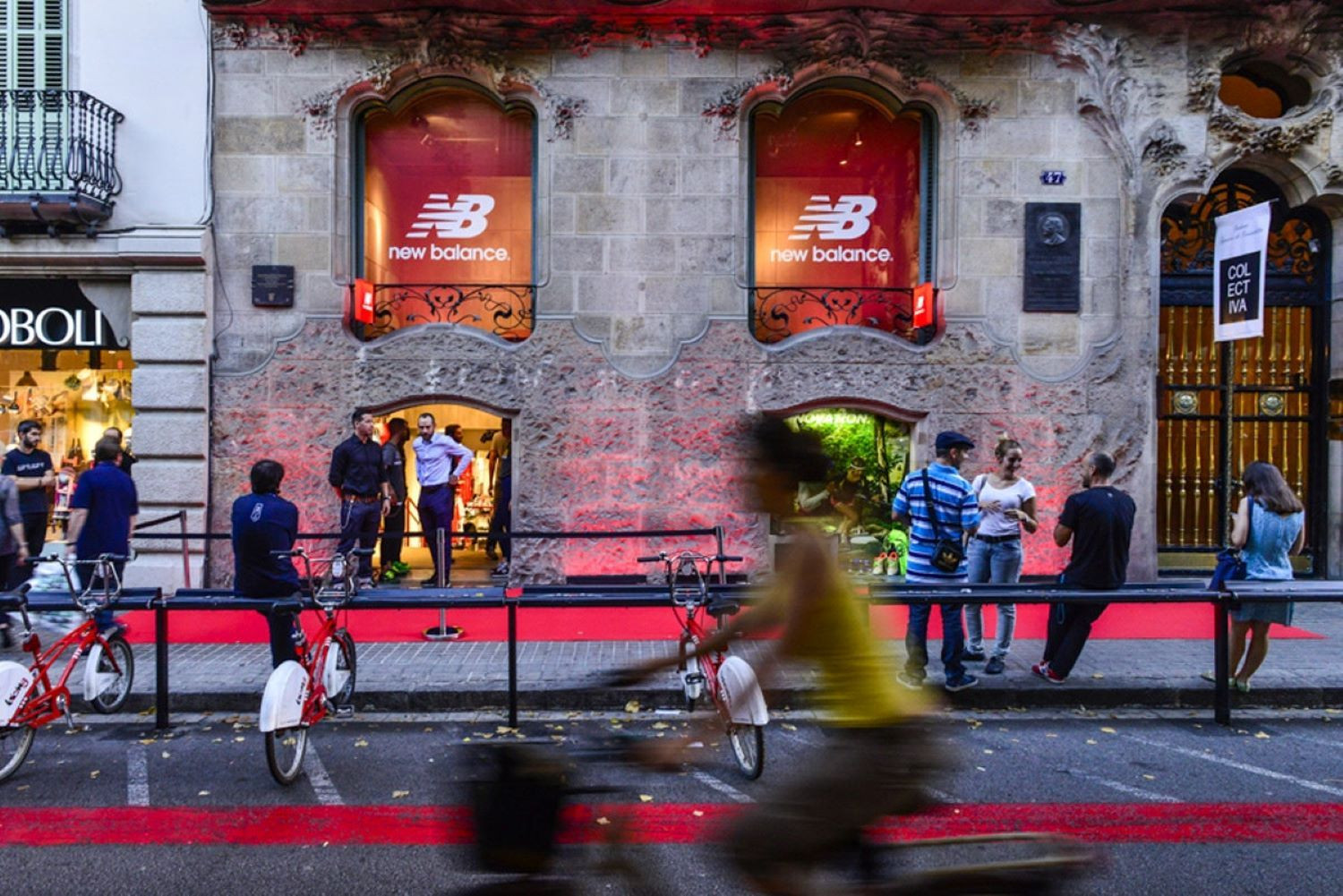 Exterior del comercio de New Balance de Barcelona / METRÓPOLI