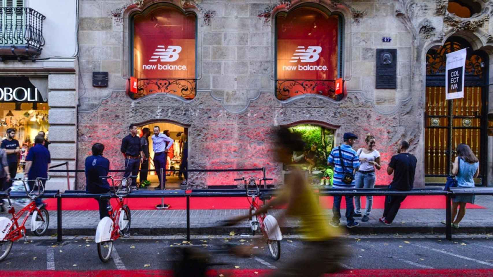 Exterior del comercio de New Balance de Barcelona / METRÓPOLI