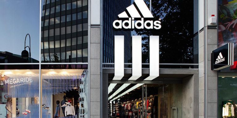 Exterior de un comercio de Adidas