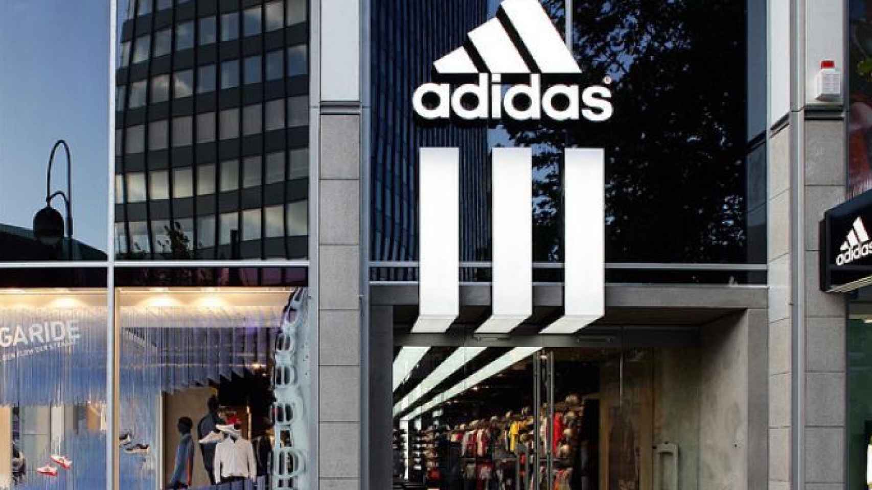 Exterior de una tienda Adidas en una imagen de archivo