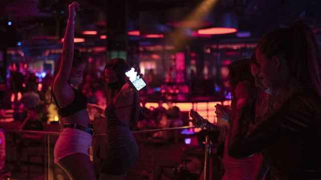 Jóvenes bailan en la discoteca con la mascarilla puesta / EUROPA PRESS