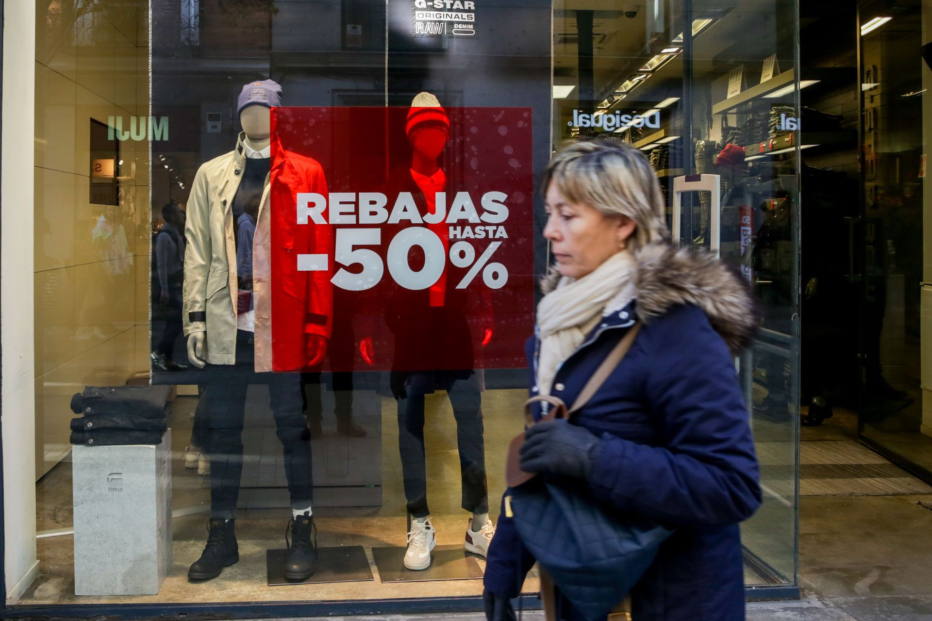 Una mujer pasea frente a un cartel de rebajas en una imagen de archivo / EUROPA PRESS